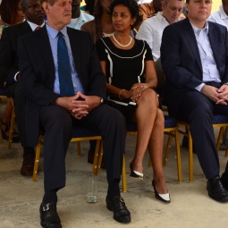 Hier in het midden: gouverneur Adèle van der Pluijm-Vrede. Herkent u rechts achter haar al spelend met zijn telefoon Gerrit Schotte, de voormalige premier van Korsou?
